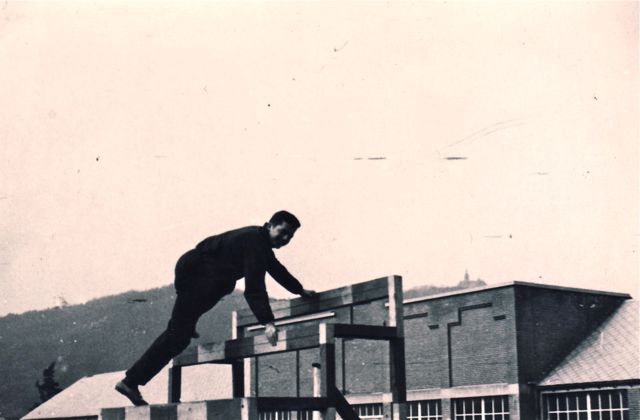 Fonny wou eens tonen dat hij ook een podium kon beklimmen. Nog twee weken gips.
